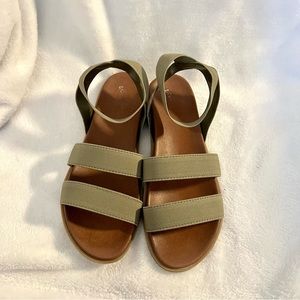 Universal Thread Sandals